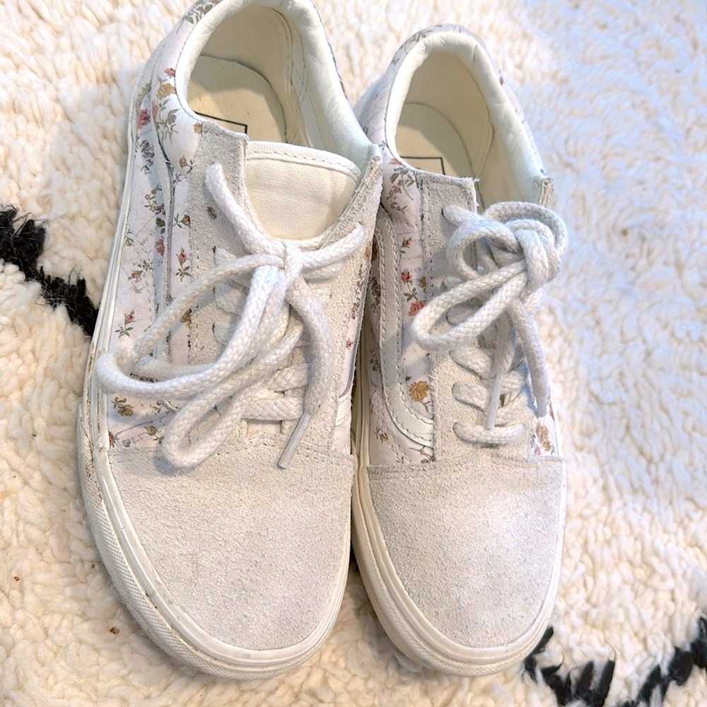 Vans shoes very cute 🌹🌸in excellent condition